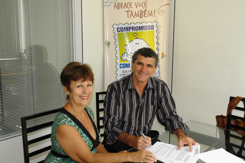 acacci.jpg>A Companhia Espírito Santense de Saneamento (Cesan) renovou a parceria com a Associação Capixaba Contra o Câncer Infantil (Acacci), contribuindo mensalmente com recursos para os projetos sociais desenvolvidos em benefício das crianças com câncer e de suas famílias. Nesta sexta-feira (09), o presidente da Cesan, Paulo Ruy Valim Carnelli, assinou o contrato, em Jardim Camburi.</span></p>
<p><span id=