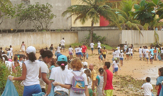 ecoalmeida.jpg>Nesta sexta-feira (20), a partir das 8 horas, a Companhia Espírito Santense de Saneamento (Cesan) participa do 3º Mutirão Ecológico, em Nova Almeida, promovido pelo Monumento Igreja e Residência dos Reis Magos, em Serra. O mutirão, composto por estudantes de 12 escolas, sairá do Rancho São José e percorrerá toda a orla de Nova Almeida até Praia Grande, em Fundão, recolhendo lixos espalhados pelas praias. Cerca de mil pessoas são esperadas no evento.</span></p>
<p><span id=