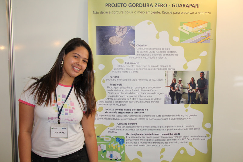 estudante_luciane_sousa_conferiu_o_estande_e_assistiu_teatro_de_bonecos.jpg