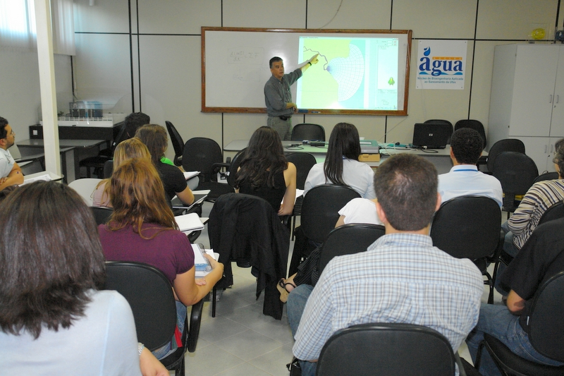 modelagemhidro.jpg>A Companhia Espírito Santense de Saneamento (Cesan) e o Instituto Estadual de Meio Ambiente e Recursos Hídricos (Iema) estão capacitando os seus empregados para uso do programa (software) de modelagem hidrodinâmica ambiental – SISBAHIA. O treinamento, que faz parte do Programa Águas Limpas, acontece no Centro Tecnológico da Ufes.</span></p>
<p><span id=