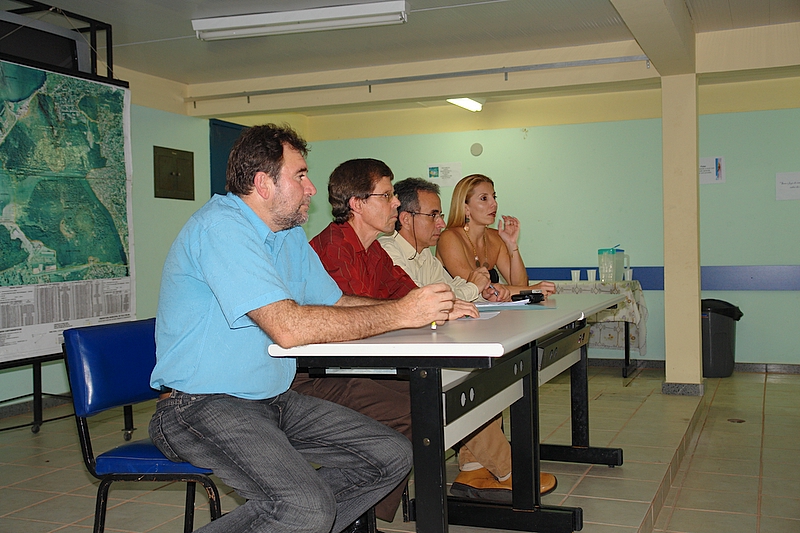 morrogaroto.jpg>Lideranças comunitárias, moradores do bairro Glória e o secretário de Meio Ambiente da Prefeitura Municipal de Vila Velha, Luiz Otávio Machado, participaram da audiência pública realizada pela Cesan, para discutir a construção do reservatório de água no Morro Garoto. A obra, no valor de R$ 9,7 milhões, faz parte do projeto Águas Limpas e vai melhorar o abastecimento de água no município.</span></p>
<p><span id=
