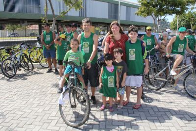 os_empregados_da_cesan_luciano_firme_e_geanine_girondoli_com_os_filhos_pequena.jpg