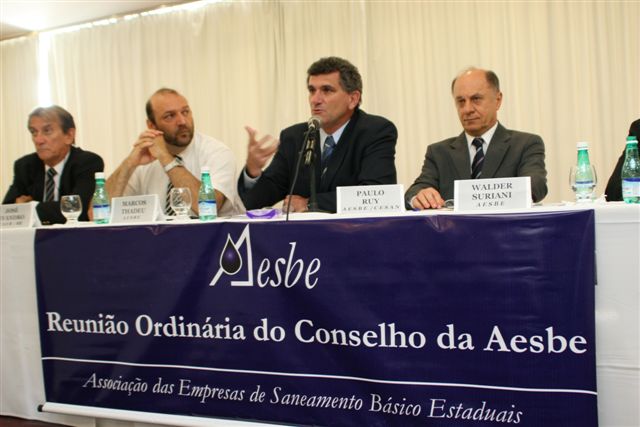 pac.jpg>O presidente da Cesan, Paulo Ruy Carnelli, abriu, na manhã desta quinta-feira (25), no Hotel Manhattan, no setor hoteleiro norte, em Brasília, a primeira reunião deste ano da Associação das Empresas de Saneamento Básico Estaduais (Aesbe), entidade na qual ele assumiu a Presidência desde o último dia 17. Participam do encontro 10 presidentes e sete representantes de companhias estaduais de saneamento do país, além do superintendente da Caixa, Rogério Tavares.</span></p>
<p><span id=