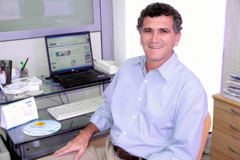 pacpresidentes.jpg>O presidente da Cesan, Paulo Ruy Carnelli, preside, nesta quinta-feira (25), em Brasília, a reunião da Aesbe – Associação das Empresas de Saneamento Básico Estaduais. Participam todos os presidentes das companhias estaduais de saneamento do País, além do superintendente da Caixa Econômica Federal, Rogério Tavares, e de um representante do Ministério das Cidades.</span></p>
<p><span id=