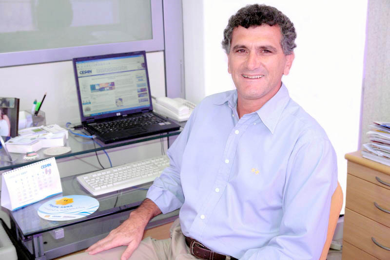 presidenteeua.jpg>Na condição de presidente da Associação das Empresas de Saneamento Básico Estaduais – Aesbe, o dirigente da Companhia Espírito Santense de Saneamento (Cesan), Paulo Ruy Valim Carnelli, recebeu convite especial para tomar parte da Semana da Água 2007, evento promovido pelo Banco Mundial, que neste ano tem como tema central “Crescimento e Sustentabilidade”.</span></p>
<p><span id=