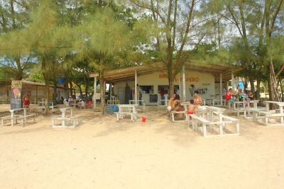 quiosque_de_praia_grande_em_fundo_pequena.jpg