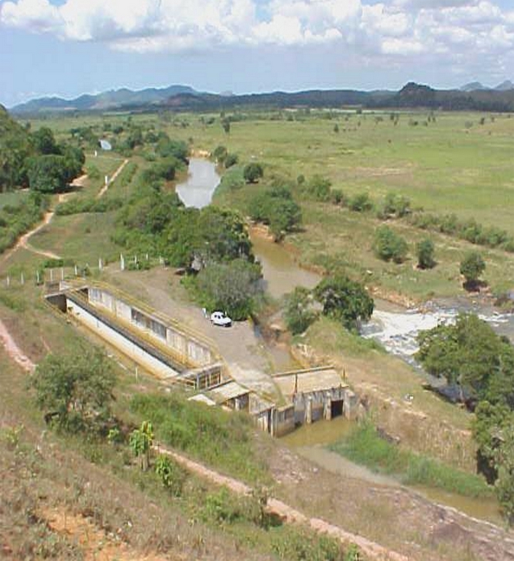 riosantamaria.jpg>Começam hoje (5) as obras de ampliação do sistema de captação de água no rio Santa Maria. O investimento, de R$ 4,7 milhões, faz parte do Projeto Águas Limpas e vai beneficiar cerca de 500 mil habitantes residentes na região norte de Vitória, no município da Serra e em Praia Grande (Fundão).</span></p>
<p><span id=