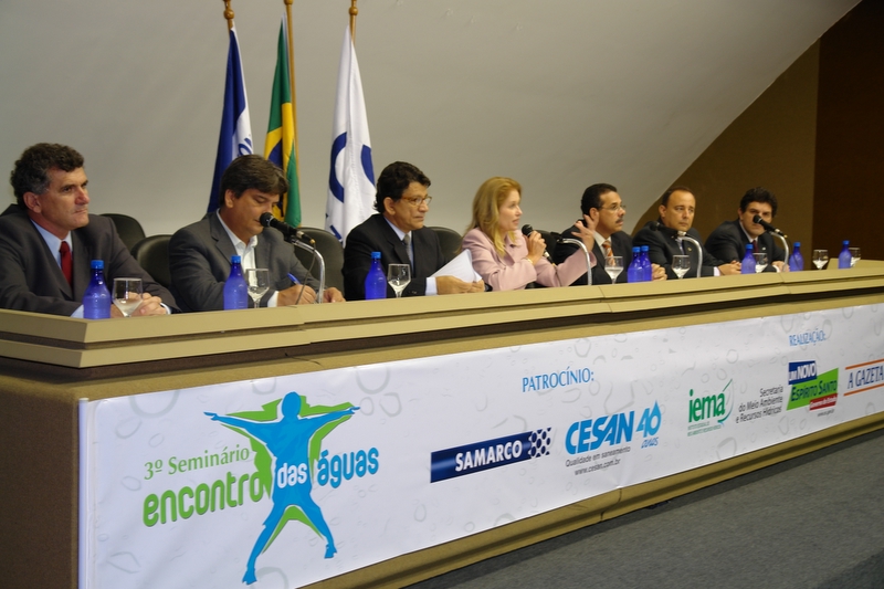 seminarioaguas.jpg>O presidente da Companhia Espírito Santense de Saneamento (Cesan), Paulo Ruy Valim Carnelli, enfatizou a contribuição da empresa para a preservação dos recursos hídricos do Estado, durante o 1º painel “Panorama dos Recursos Hídricos”, do Seminário Encontro das Águas, que acontece nesta quarta-feira (20), no auditório da Rede Gazeta, Ilha de Monte Belo, em Vitória.</span></p>
<p><span id=