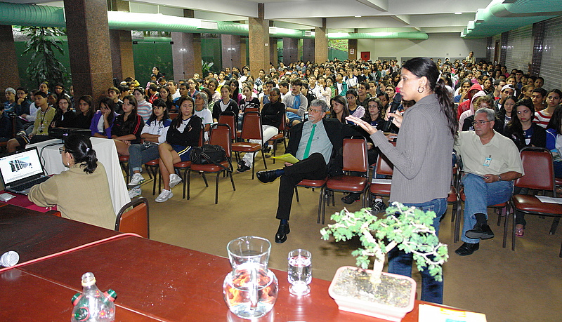 tcnica_da_cesan_deu_palestra_sobre_o_tema_saneamento_ambiental_e_qualidade_de_vida.jpg