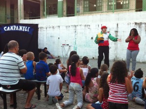 Rodrigo Campanelli dá palestra lúdica sobre a importância do esgotamento sanitário e das ligações de esgoto disponíveis para a população em Nova Bethânia, em Viana. 