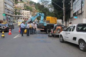 Técnicos desobstruem a rede de esgoto do Centro de Vitória.