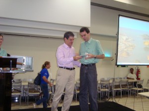 Diretor de Meio Ambiente, Anselmo Tozi, entrega 