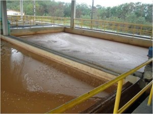 A vazão de água foi reduzida para alguns municípios devido ao alto índice de turbidez (barro) na água dos rios