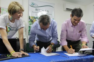 A vice-presidente do Movimento Vida Nova, Cristina Puppim, presidente da Cesan, Neivaldo Bragato e o diretor de Meio Ambiente, Anselmo Tozi assinam o convênio. 