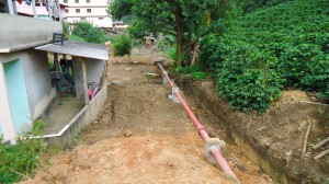 Rua do Bairro São Luís durante obras de complementação do Sistema de Esgotamento Sanitário em Santa Maria de Jetibá