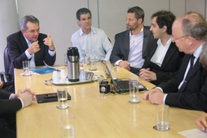 No centro, da direita para esquerda o Presidente da Cesan, Neivaldo Bragato, o Diretor de Meio Ambiente, Anselmo Tozi, e o professor PHD da UCLA, Eric Hoek.