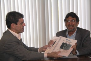 Anselmo Tozi, diretor de Meio Ambiente da Cesan e Reinaldo Centoducatte, reitor da Ufes