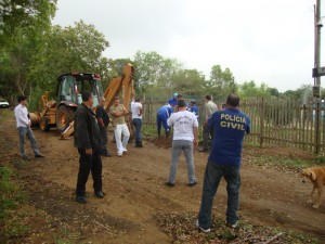 Técnicos usaram um trator e um caminhão para realizar escavações. Foto: Divulgação