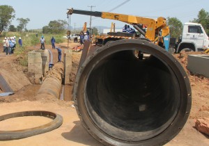 Em alguns casos, como nas manutenções no sistema de abastecimento, pode entrar ar nas redes de água, cuja maior parte é eliminada por válvulas ventosas instaladas nos tubos de grande porte. Foto: Almir Casagrande