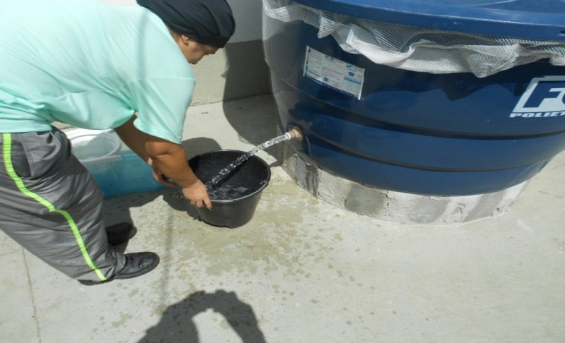 Figura 4 – Equipe de zeladoria utilizando a água para serviços de limpeza.