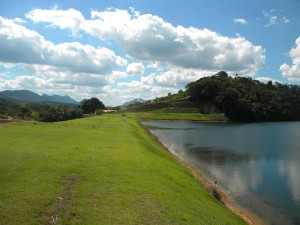 Barragem de um produtor, entre o distrito de Sapucaia e Patrimônio do Rádio em Marilândia. (Foto: Léo Júnior )