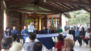 Representantes da Cesan junto ao Governador durante visita à Dores do Rio Preto.