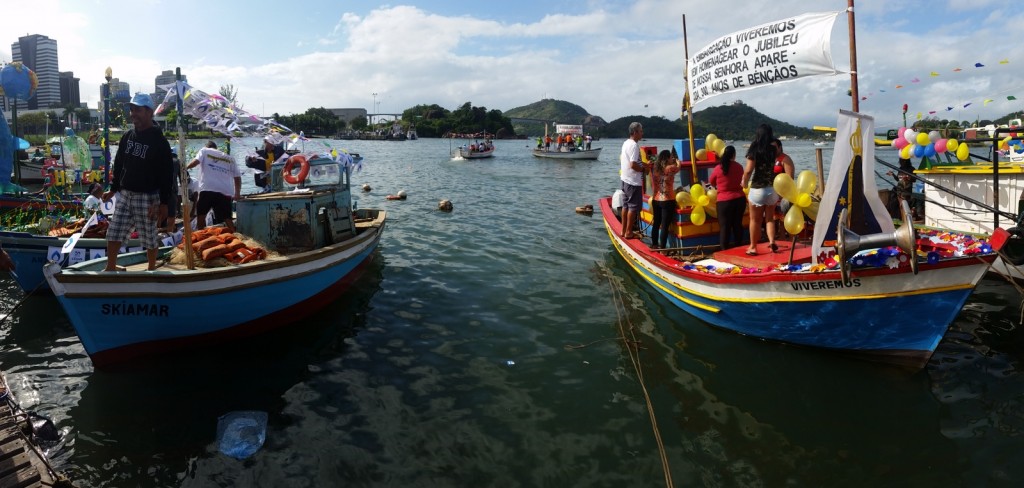 Além dos enfeites, os pescadores também levaram mensagens de fé