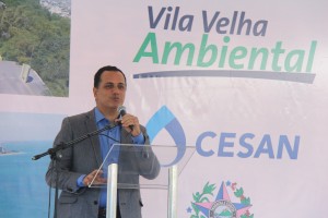 O prefeito de Vila Velha, Max Filho, durante a assinatura da ordem de serviço. "Faço votos que o trabalho a ser empreendido seja feito com a máxima qualidade", disse o prefeito.