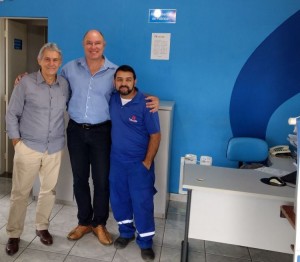 O gestor da Cesan, Paulo Fontes recebeu o prefeito, Coronel Welington (centro), no Escritório de Atendimento ao Cliente da Cesan.