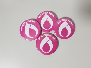 Os bottons utilizados pelos empregados durante a campanha.