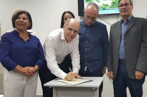 Presidente da Cesan, Amadeu Wetler, assina a Ordem de Início de Serviço para esgotamento.